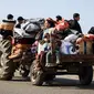 Keluarga-keluarga Palestina yang melarikan diri dari Khan Younis mengendarai traktor bersama barang-barang mereka menuju Rafah, Gaza, Palestina, Kamis (25/1/2024). Ribuan warga Palestina mengungsi dari Kota Khan Younis untuk menghindari pertempuran sengit antara tentara Israel dan pejuang Hamas yang kian intens. (AFP)