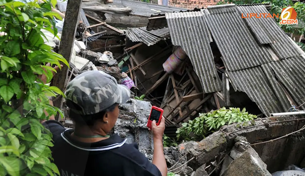 Dalam kejadian ini tidak ada korban jiwa. Namun kerugian akibat 4 rumah yang rusak ditaksir mencapai ratusan juta rupiah (Liputan6.com/Johan Tallo)