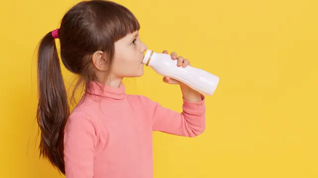 Ilustrasi anak minum