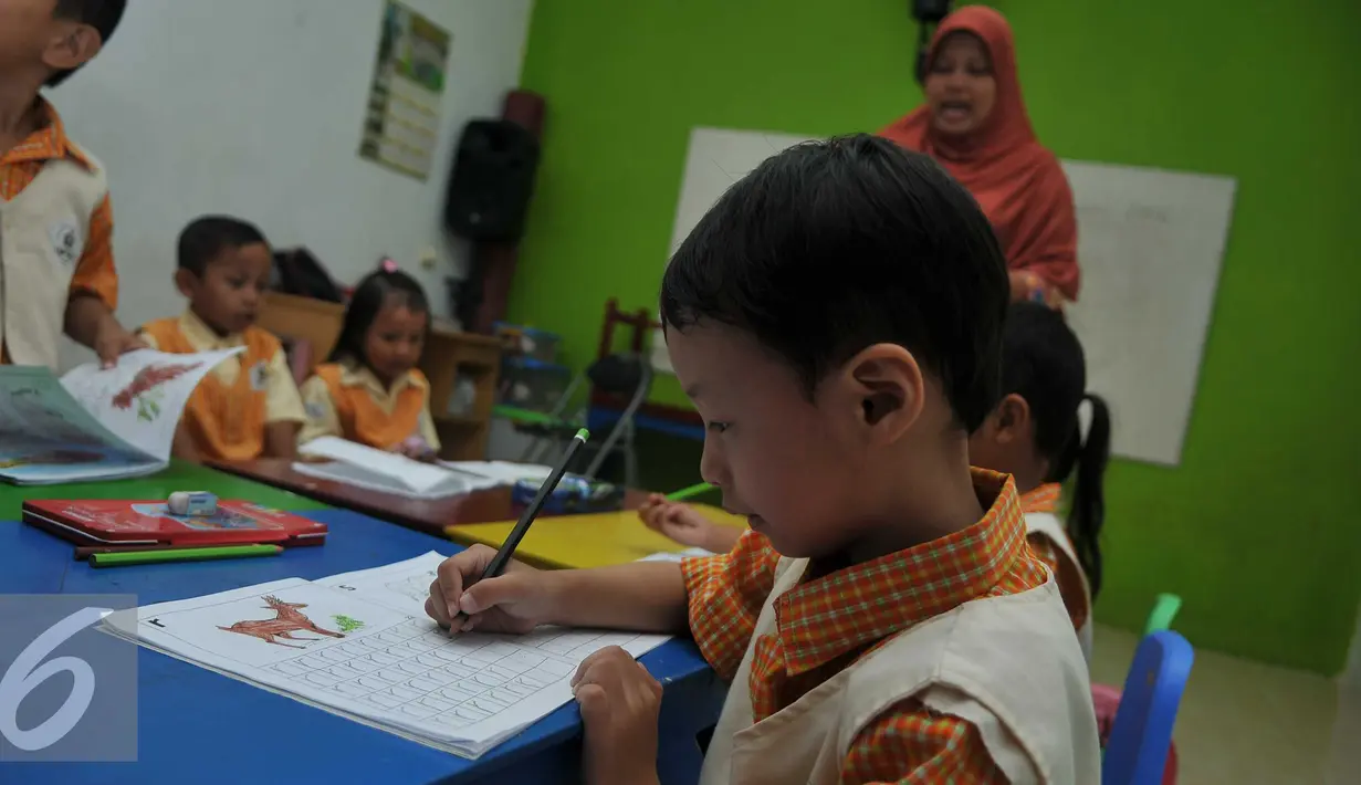 <p>Murid terlihat serius mengerjakan tugas di PAUD Seruni Indah di kawasan Kalijodo, Jakarta, Selasa (16/2). Rencana penggusuran oleh Pemprov DKI Jakarta membuat khawatir para pengajar dan murid-murid PAUD tersebut. (Liputan6.com/Gempur M Surya)</p>