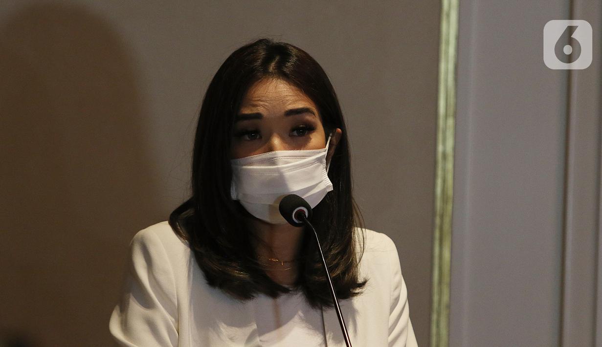 Gisella Anastasia atau Gisel saat buka suara terkait kasus video syur yang menjerat dirinya di kawasan Gatot Subroto, Jakarta, Rabu (6/1/2021). Gisel meminta maaf atas perbuatan masa lalunya yang kini menjadi bumerang buat dirinya. (Liputan6.com/Herman Zakharia)