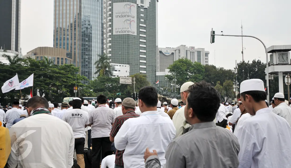 Demonstran bersiap menjalankan salat Jumat bersama di Bundaran Patung Kuda, Jakarta, Jumat (4/11). Sebagian massa demonstan gelar salat Jumat di area Bundaran Patung Kuda, Masjid Istiqlal dan Jalan Medan Merdeka. (Liputan6.com/Yoppy Renato)