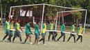 Pemain Timnas Indonesia U-16, menggotong tiang gawang usai latihan di Lapangan Atang Sutresna, Cijantung, Selasa (12/9/2017). Latihan tersebut untuk persiapan kualifikasi Piala Asia U-16 di Thailand. (Bola.com/M Iqbal Ichsan)