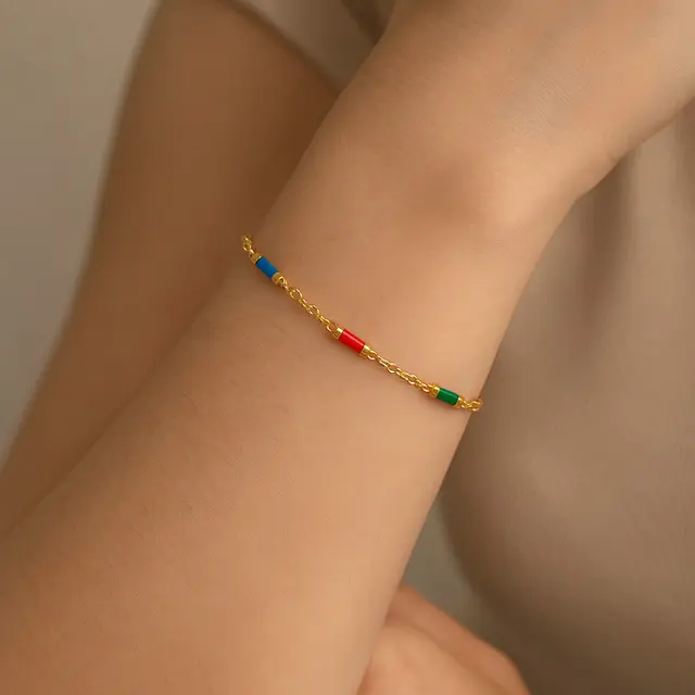7. Gelang Emas dengan Enamel Warna