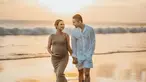 Kenakan dress warna cokelat, Anggi Marito tampil simpel namun tetap stylish dalam pemotretan maternity shoot ini. Sementara suami penyanyi kelahiran 2002 ini kenakan kemeja dan celana pendek warna putih senada. Berpose saling bergandengan dan tatapan mesra, pasangan ini makin romantis apalagi didukung dengan pemandangan indah deburan ombak. (Liputan6.com/IG/@anggimarito)