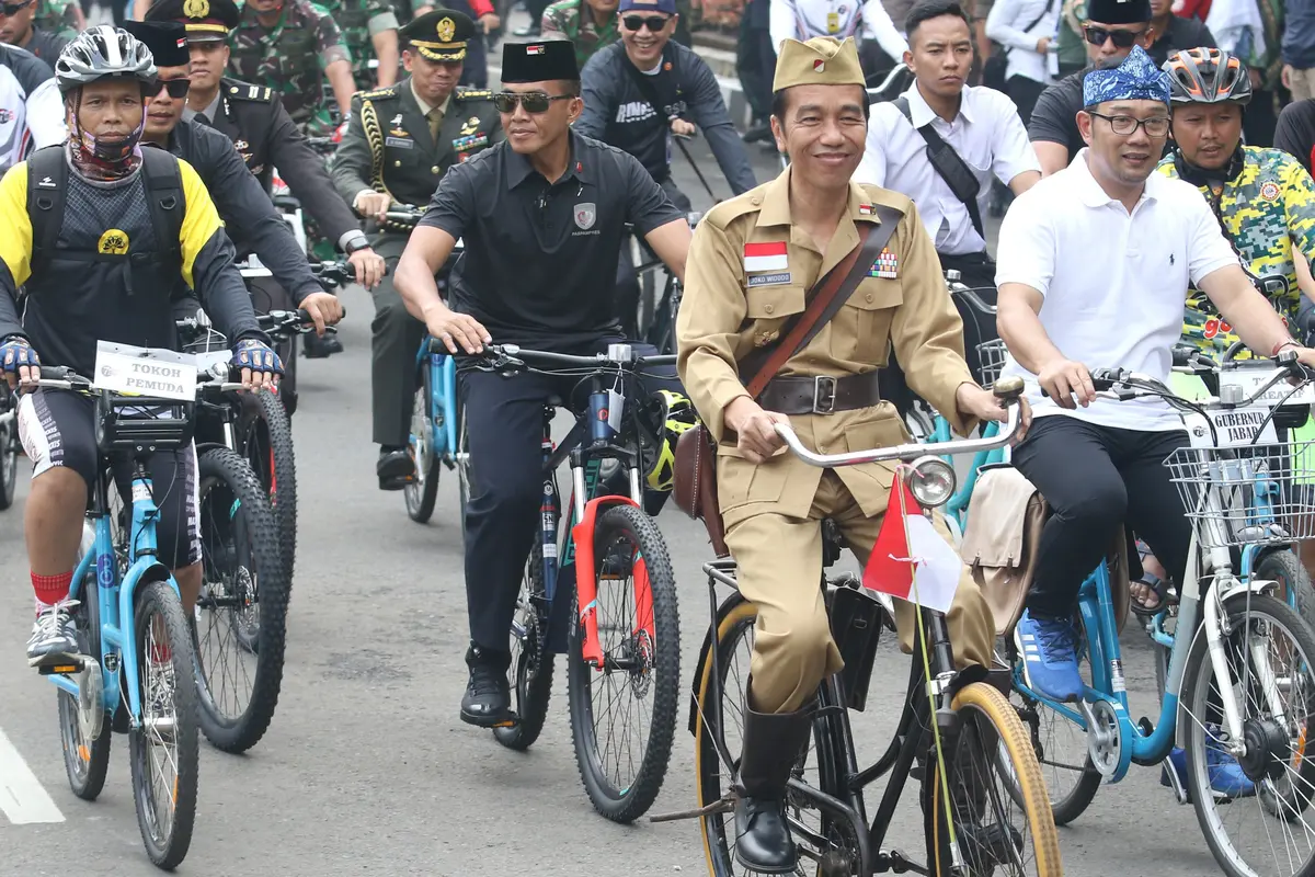 Bergaya Bung Tomo, Jokowi Keliling Bandung Naik Sepeda Ontel