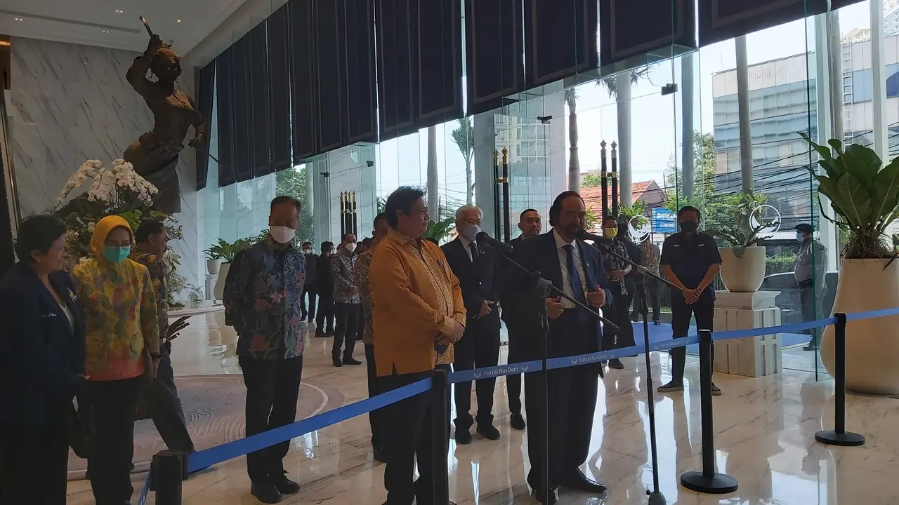 Ketua Umum Partai Golkar Airlangga Hartarto berkunjung ke Kantor DPP Partai Nasdem di Nasdem Tower, Jakarta. (Merdeka.com/Ahda Bayhaqi)
