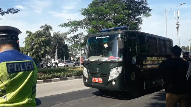 Muhammad Rizieq Shihab menumbang Bus Kejaksaan saat tiba di Pengadilan Negeri Jakarta Timur. (Merdeka.com/Nur Habibie)