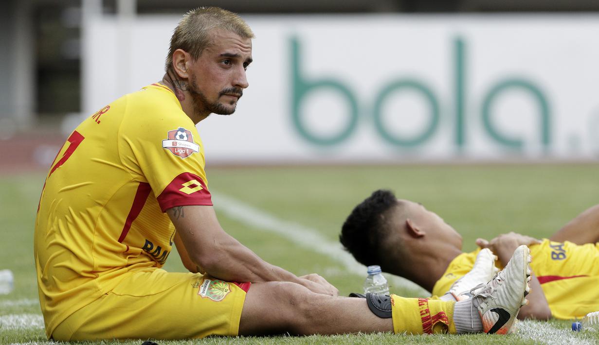 Gelandang Bhayangkara FC, Flavio Junior, tampak kecewa usai pertandingan melawan PSIS Semarang pada laga Shopee Liga 1 di Stadion Patriot Chandrabhaga, Bekasi, Selasa (20/8). Bhayangkara bermain imbang 0-0 dengan PSIS. (Bola.com/Yoppy Renato)