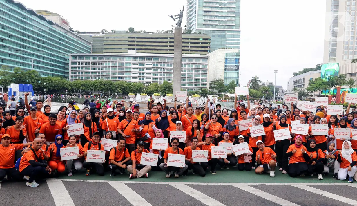 Usai kegiatan jalan sehat, para peserta fun walk bertema 'Jalan Sehat, Berantas Hoaks' langsung mengikuti talkshow bertema 'The Benefit Small Act of Walking'. (Liputan6.com/Herman Zakharia)