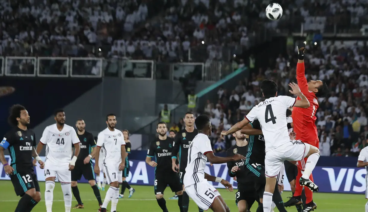 Kiper Real Madrid, Keylor Navas, berusaha menghalau bola saat pertandingan melawan Al-Jazira pada laga semifinal Piala Dunia Antarklub 2017 di Stadion Zayed Sport City, Rabu (13/12/2017). Real Madrid menang 2-1 atas Al-Jazira. (AP/Hassan Ammar)