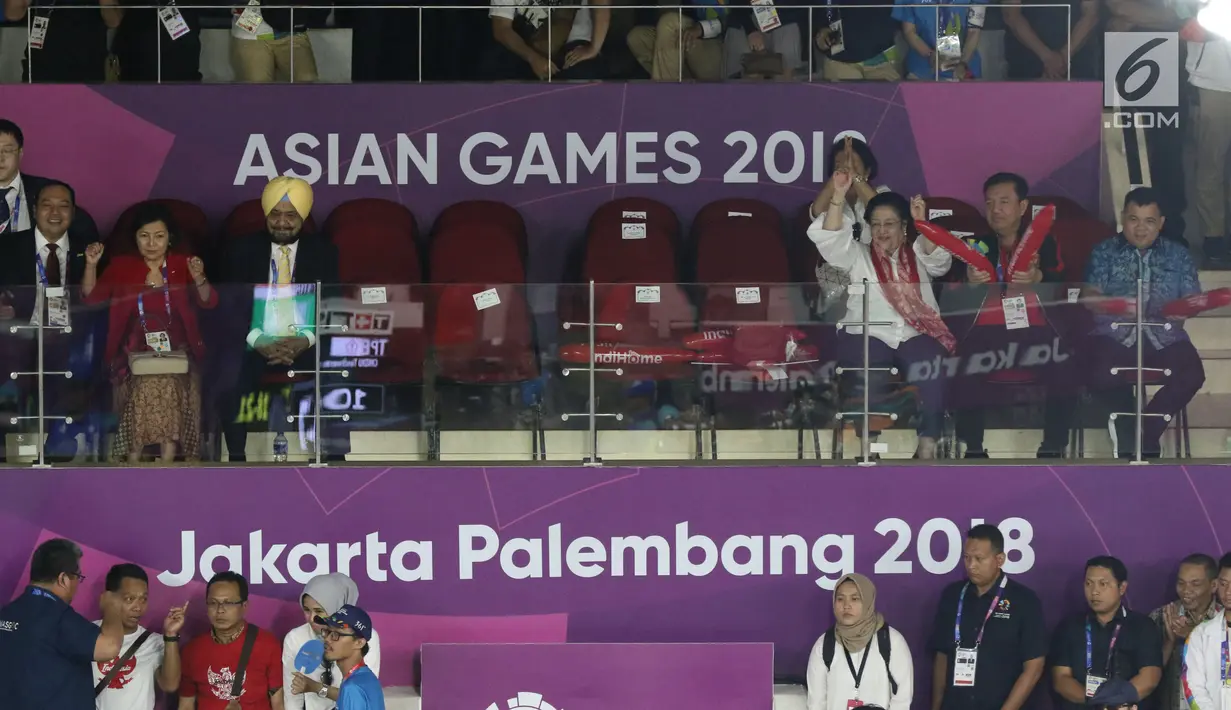 Presiden RI ke-5, Megawati Sukarnoputri (ketiga kanan) bersama Kepala BIN, Budi Gunawan saat menyaksikan final bulu tangkis putra perseorangan Asian Games 2018 di Istora GBK, Jakarta, Selasa (28/8). (Liputan6.com/Helmi Fithriansyah)