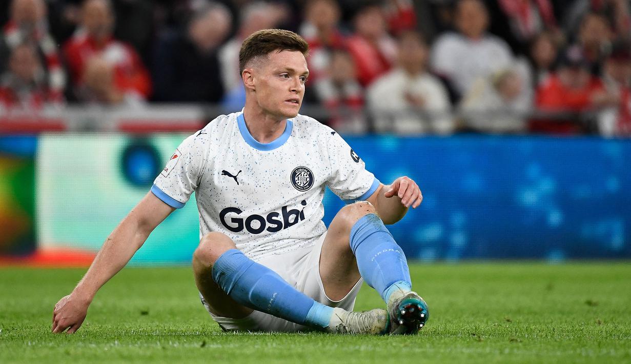 Reaksi pemain Girona, Viktor Tsygankov saat terjatuh pada laga lanjutan Liga Spanyol 2023/2024 melawan Athletic Bilbao di San Mames Stadium, Bilbao, Spanyol, Selasa (20/02/2024) dini hari WIB. (AFP/Ander Gillenea)