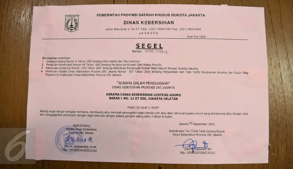 Kertas penyegelan rumah dinas di asrama Dinas Kebersihan DKI di Lenteng Agung, Jakarta, Jumat (30/9). 32 rumah disegel karena banyak dari rumah dinas yang dialihfungsikan, disewakan hingga ditempati penghuni tidak berhak. (Liputan6.com/Yoppy Renato)