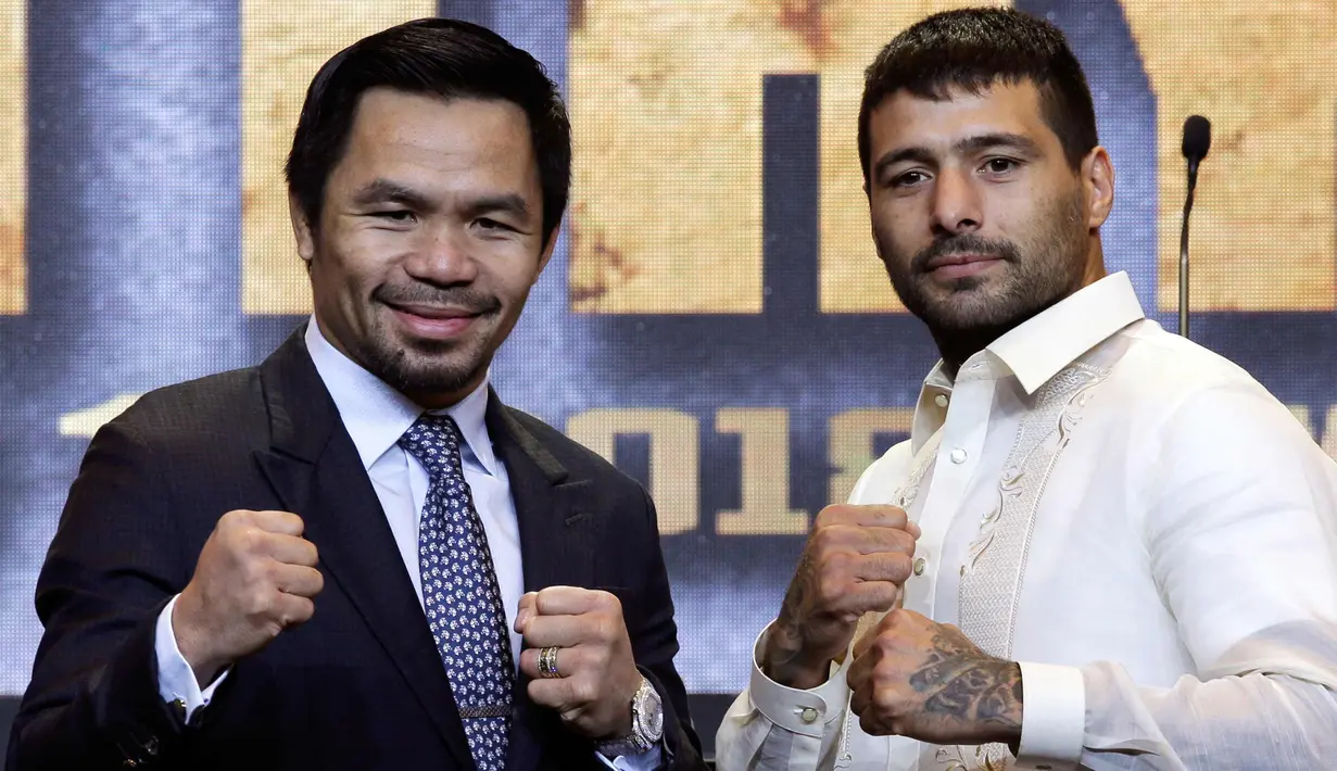 Petinju Manny Pacquiao dan Lucas Matthysse berpose selama konferensi pers di Manila, Filipina (18/4). Mereka akan bertanding dalam pertarungan gelar kelas welter World Boxing Association di Malaysia. (AP Photo/Aaron Favila)