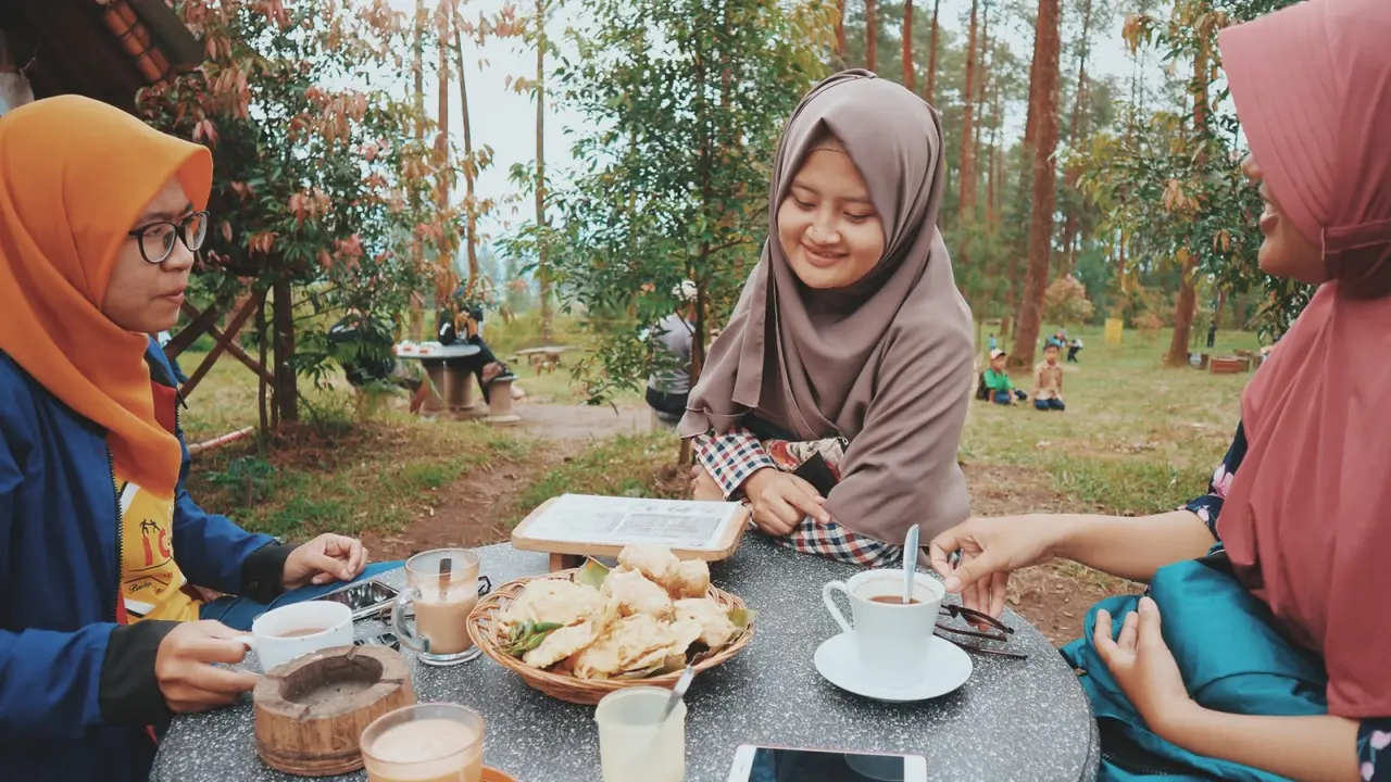 Ilustrasi buka puasa dengan teman, ngabuburit