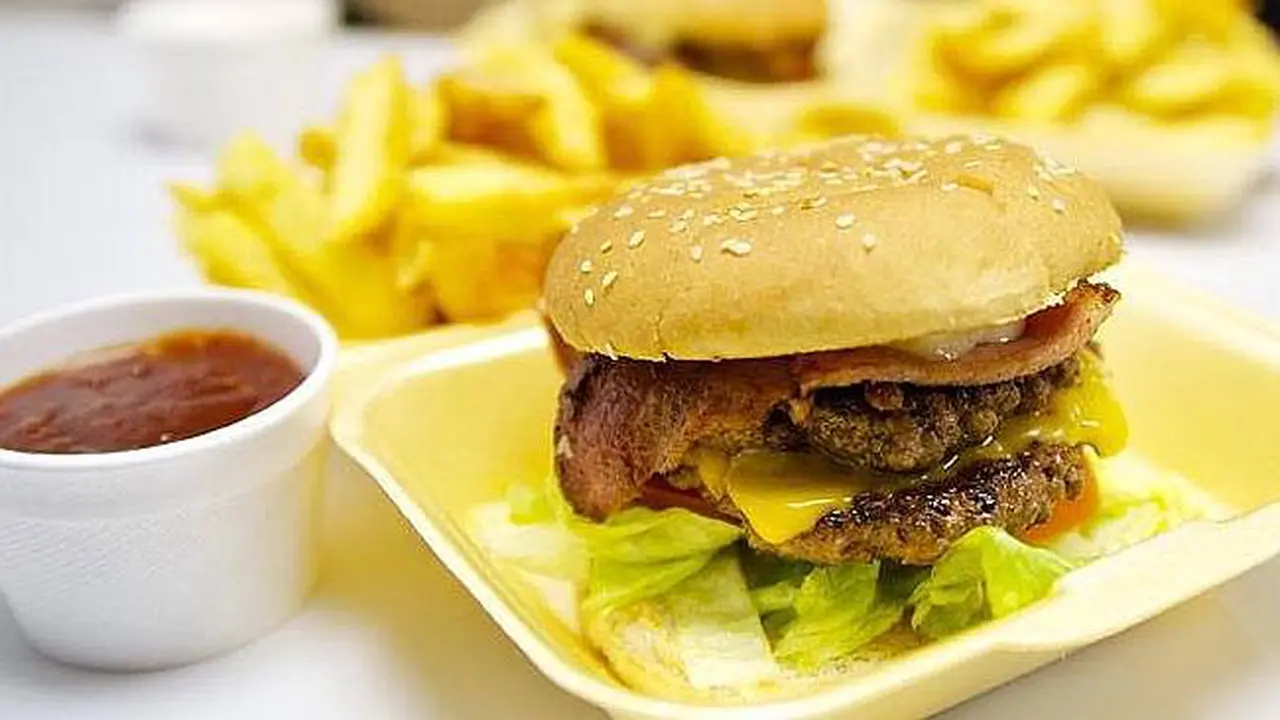 Segigit Burger Pedas Bikin Jurnalis Masuk RS