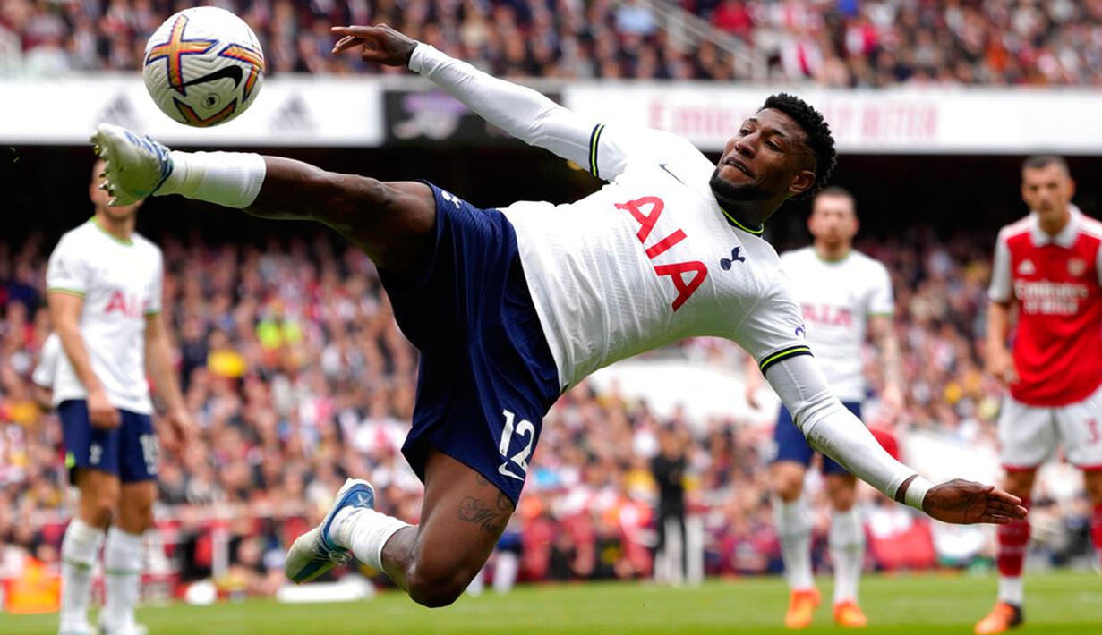 Pemain Tottenham Hotspur Emerson Royal menendang bola saat melawan Arsenal pada pertandingan sepak bola Liga Premier Inggris di Emirates Stadium, London, Inggris, 1 Oktober 2022. Arsenal menang 3-1. (AP Photo/Kirsty Wigglesworth)