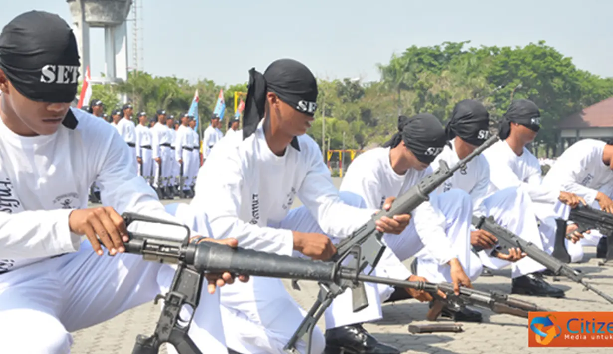 Citizen6, Sidoarjo: Kelasi Dua POM Wahyu Baskoro dinobatkan sebagai lulusan terbaik dalam upacara yang dipimpin oleh Wadan Kobangdikal Brigjen TNI Marinir P. Verry Kunto. (Pengirim: Penkobangdikal)