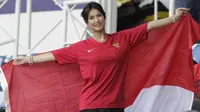 Bintang film asal Jepang, Maria Ozawa, memberikan dukungan untuk Timnas Indonesia U-22 saat melawan Thailand pada SEA Games 2019 di Stadion Rizal Memorial, Manila, Selasa (26/11). Indonesia menang 2-0 atas Thailand. (Bola.com/M Iqbal Ichsan)