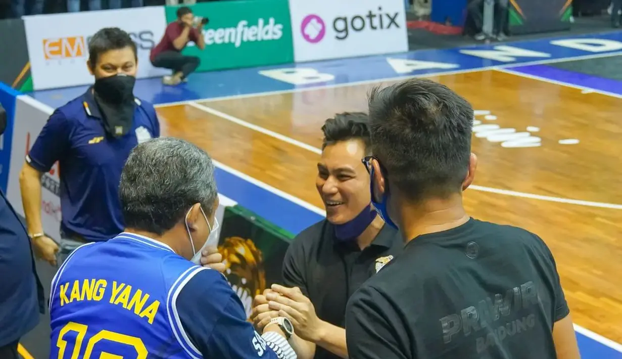 “We are going to final! Ada janji, yang tentunya enggak akan saya lupa!” tulis Baim Wong lalu mengumumkan akan menggelar siaran langsung Instagram pada Senin malam. “Sekalian giveaway, saya akan pilih beberapa dari kalian nonton Final IBL bareng sama saya! Di mana pun kalian, akomodasi akan ditanggung, dan penginapan pun akan bareng dengan saya! Yuk!” ia mengajak. Unggahan ini disambut hangat netizen +62. (Foto: Dok. Instagram @baimwong)
