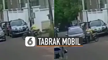 Bocah itu nampak bingung dan langsung mengangkat motornya yang jatuh.