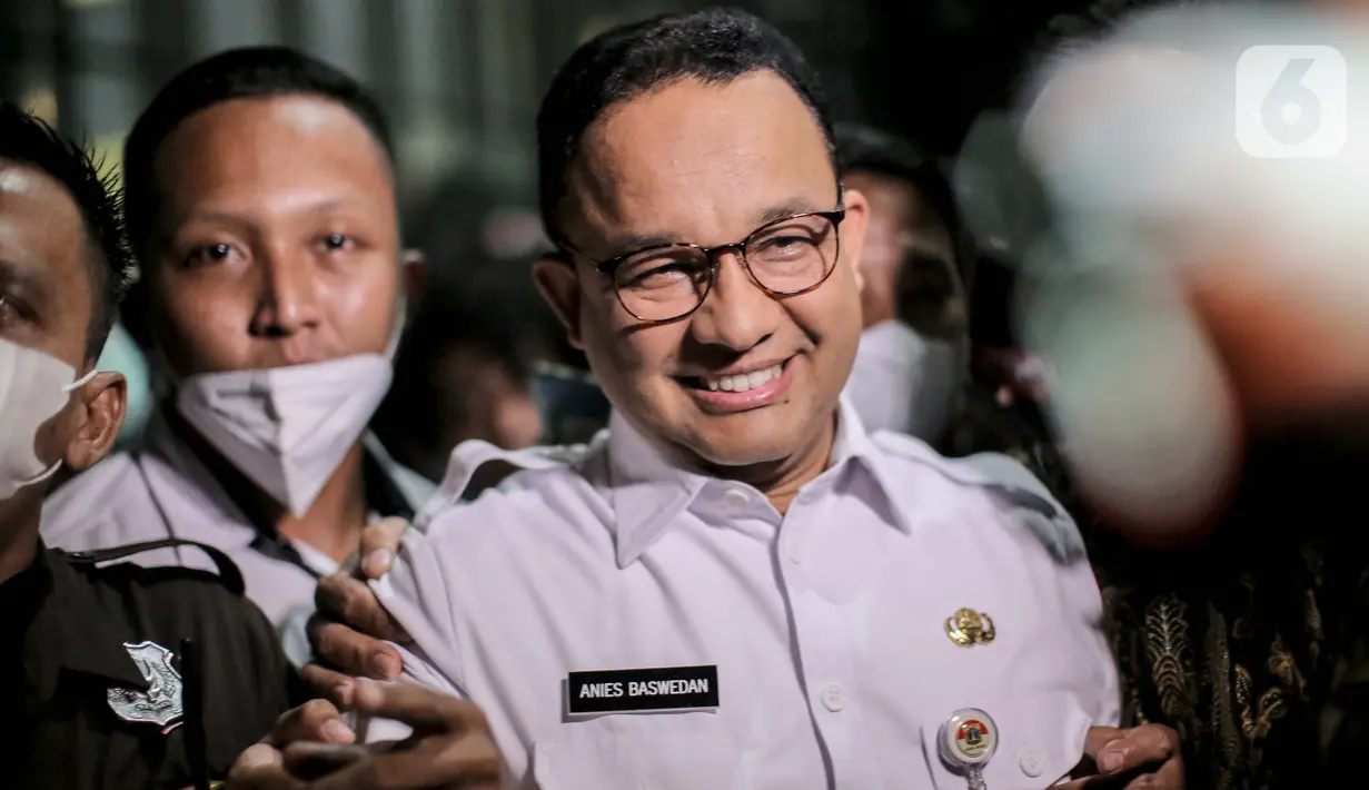 Gubernur DKI Jakarta Anies Baswedan meninggalkan Gedung KPK seusai menjalani pemeriksaan di Jakarta, Rabu (7/9/2022). Anies Baswedan diperiksa KPK terkait dugaan korupsi di penyelenggaraan Formula E Jakarta. (Liputan6.com/Faizal Fanani)