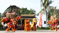 Penari Reog Ponorogo dan Barongsai beraksi bersama di Pantai Lagoon, Ancol, Jakarta, Sabtu (2/2). Untuk menyambut perayaan Imlek 2570, pengelola menampilkan Ancol Imlek Festival 2570. (Liputan6.com/Helmi Fithriansyah)