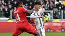 Pemain Juventus, Dusan Vlahovic (kanan) mengontrol bola dibayangi pemain Monza, Marlon dalam pertandingan pekan ke-20 Liga Italia 2022/2023, Minggu (29/1/2023).  (AP via LaPresse/Marco Alpozzi)