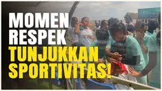 Berita Video momen mengharukan yang menjujung tinggi rasa sportivitas, saat pemain Kudus All Star hibur pemain Solo All Star yang kalah di laga final MilkLife Soccer Challenge.