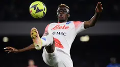 Di balik penampilan gemilang Napoli di musim 2022/2023 yang hingga kini memimpin klasemen sementara Liga Italia dengan meninggalkan para tim unggulan lainnya, terselip nama Victor Osimhen yang menjadi aktor utama dengan ketajamnnya. Hingga pekan ke-22 ia memimpin sendirian di puncak top skor ddengan 17 gol. Tak mengherankan kini ia menjadi pemain Afrika dengan nilai pasar termahal di Serie A Liga Italia musim ini. Berikut daftar lengkap 5 pemain Afrika dengan nilai pasar termahal di Serie A Liga Italia musim 2022/2023. (AFP/Filippo Monteforte)