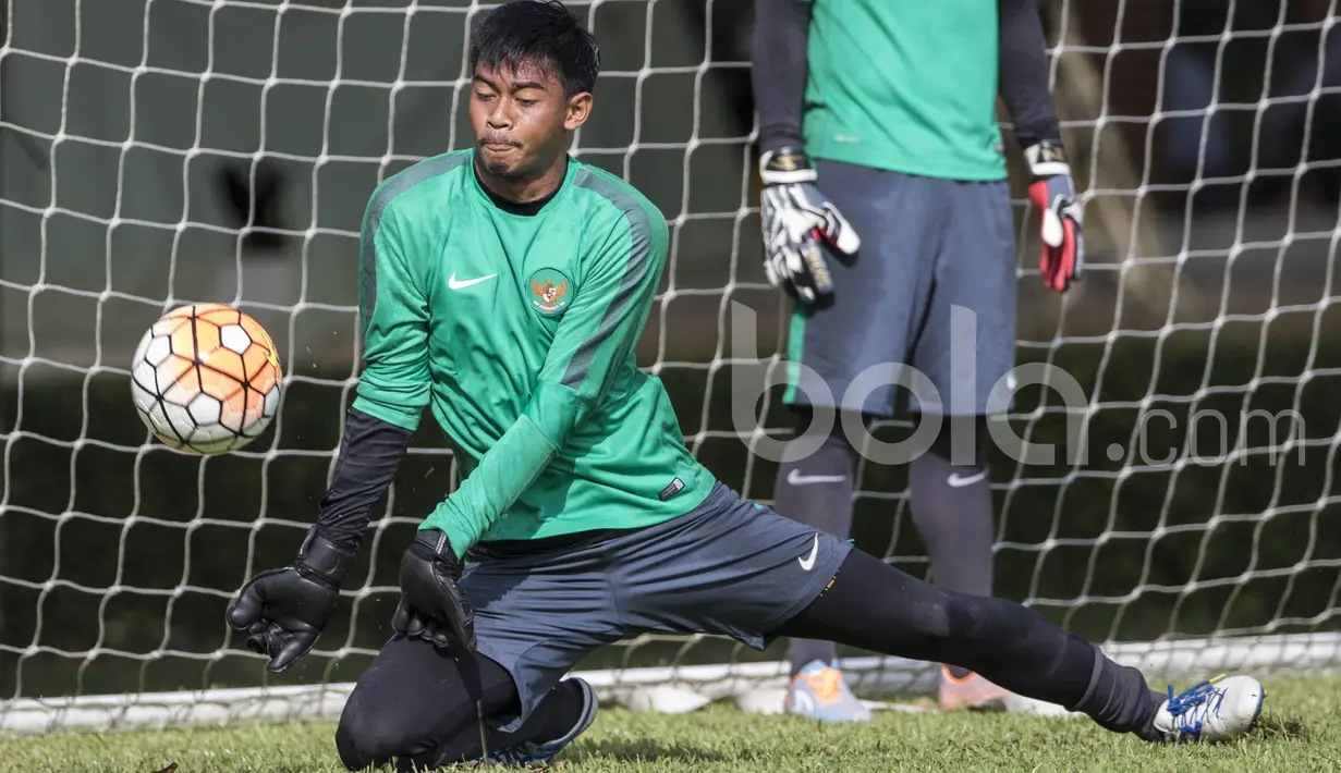 4. Satria Tama Hardianto (Persegres) - Mampu menjadi kiper utama di klub meski masih berusia 20 tahun. Dirinya juga pernah dipercaya sebagai penjaga gawang pada Piala AFF U-19 pada 2015 lalu di Vietnam. (Bola.com/Vitalis Yogi Trisna)