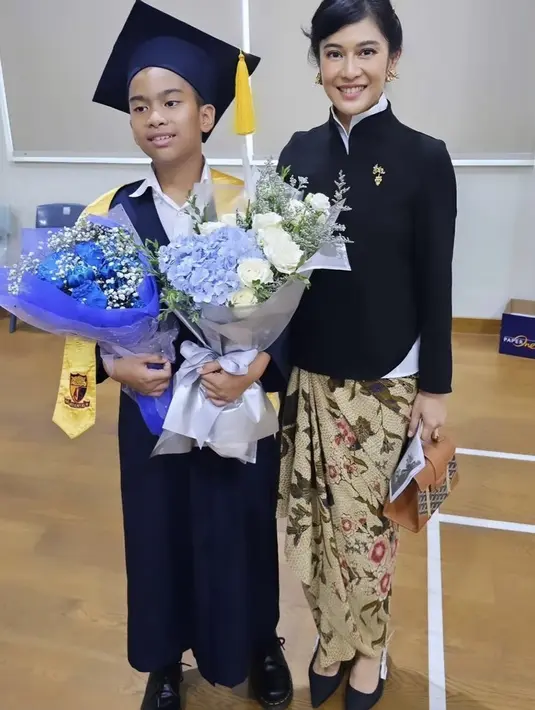 Dian memilih mengenakan atasan hitam seperti model beskap berkerah tinggi dipadukan inner kemeja putih berkerah tinggi pula, serta bros keemasannya.  (@therealdisastr)