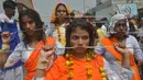 Sejumlah wanita mengikuti sebuah prosesi untuk menghormati dewi Hindu Maha Mariamman (Sheetla Mata) untuk menandai Hari Ibu di Amritsar, India, Minggu (14/5). AFP FOTO / NARINDER NANU)