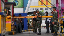 Petugas dari TNI terlihat melakukan penjagaan di depan pusat perbelanjaan kawasan Glodok, Jakarta Barat, Jumat (4/11). Pengamanan ketat dilakukan guna mengantisipasi peristiwa tidak diinginkan terkait demonstrasi Ormas Islam. (Liputan6.com/Angga Yuniar)