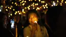 Seorang jemaat memegang lilin elektrik selama ibadah Malam Natal di Indonesia Arena, Kompleks Gelora Bung Karno, Jakarta, Rabu 24 Desember 2025. Ribuan umat Kristiani menghadiri kebaktian Malam Natal yang digelar di Indonesia Arena, Kompleks Gelora Bung Karno (GBK), Senayan, Jakarta. (AP Photo/Tatan Syuflana)