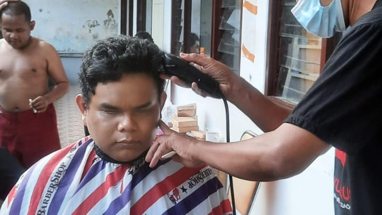 Siswadi tukang pangas rabut di Banyuwangi dengan sukarela melakukan aksi sosial mencukur rambut, lansia, penyandang difabel dan ODGJ (Istimewa)