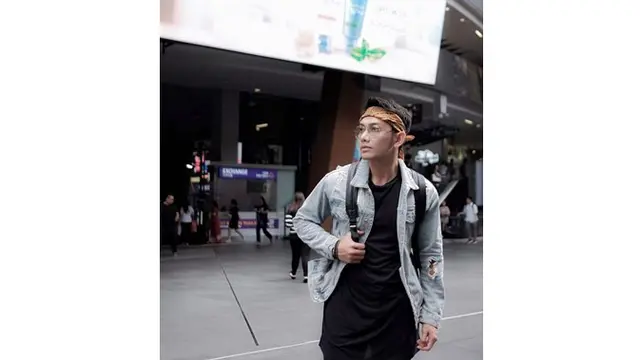 Melalui akun Instagramnya, John memiliki hobi travelling.