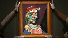 Petugas rumah lelang Sotheby menata lukisan Pablo Picasso bertema Marie-Therese Walter pada sesi pemotretan di London, Rabu (22/2). Lukisan yang akan dilelang ini diperkirakan nilainya mencapai US$ 50 juta atau Rp 685 miliar. (Daniel LEAL-OLIVAS/AFP)