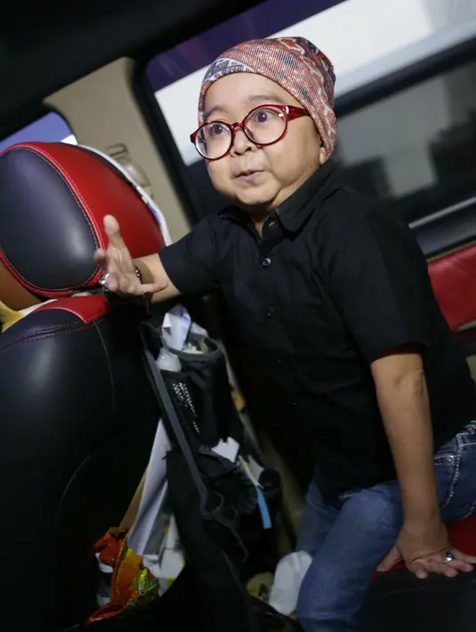 Saat ditemui di kawasan Tendean beberapa hari lalu, Daus Mini mengaku shock. Apalagi, ia pernah merasakan kegagalan dalam rumah tangga. Somasi yang dilayangkan pihak Ryana membuat sang istri marah. (Agus Apriyanto/Kapanlagi.com)