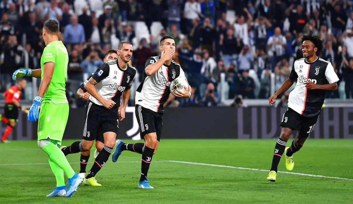Striker Juventus, Cristiano Ronaldo, melakukan selebrasi usai membobol gawang Verona pada laga Serie A di Stadion Juventus, Sabtu (21/9/2019). Juventus menang 2-1 atas Verona. (AP/Alessandro Di Marco)