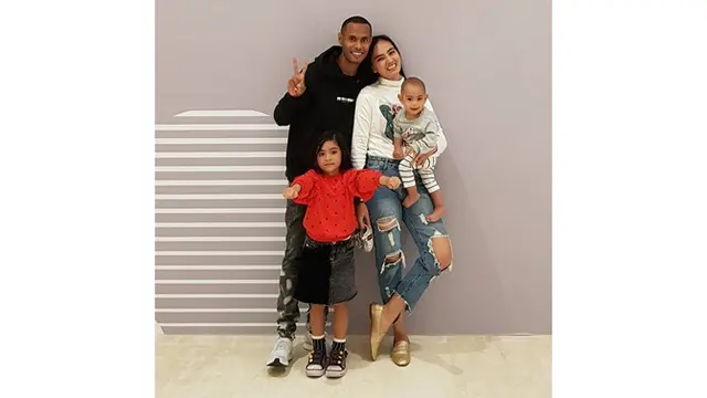 7 Potret Kapten Persebaya Ruben Sanadi Bersama Keluarga Kecilnya, Kompak Banget