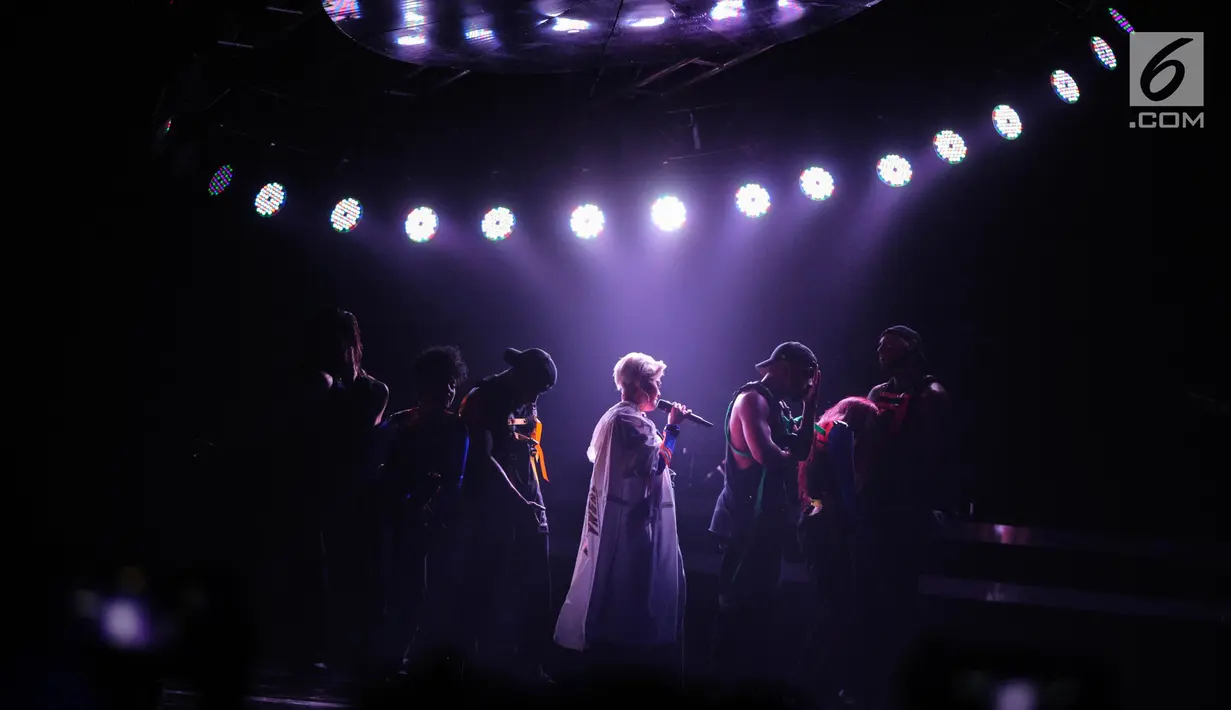 Penampilan Agnez Mo pada acara peluncuran Vivo V7 Plus di JIExpo Kemayoran, Jakarta Pusat, Kamis (28/9). Ketika tampil di acara launching Vivo V7 Plus, Agnez Mo memboyong penari dan band dari Amerika Serikat. (Liputan6.com/Faizal Fanani)