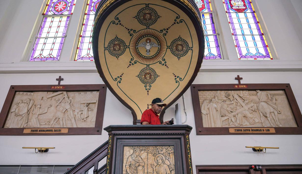 Sementara itu, Keuskupan Surabaya telah merilis jadwal Misa Malam Natal dan Misa Hari Natal pada 24-25 Desember 2025. Tampak dalam foto, seorang pekerja membersihkan mimbar di Katedral Hati Kudus Yesus, yang dikenal secara lokal sebagai gereja "Hati Kudus Yesus", selama persiapan Misa Natal di Surabaya, Jawa Timur, pada Selasa 23 Desember 2025. (JUNI KRISWANTO/AFP)