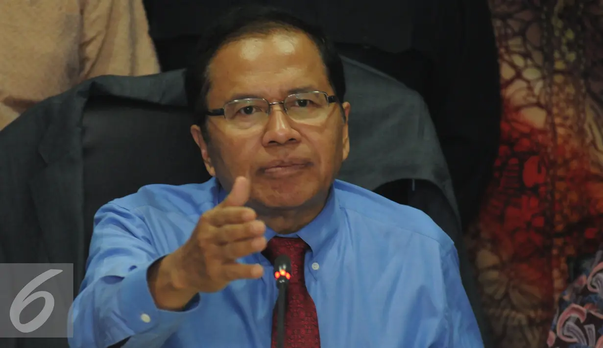 Menko Kemaritiman dan Sumberdaya Rizal Ramli memberikan pernyataan usai melakukan pertemuan dengan perwakilan masyarakat Maluku di Gedung BPPT, Jakarta, Rabu (7/10/2015). Pertemuan membahas perkembangan Blok Masela. (Liputan6.com/Helmi Fithriansyah)