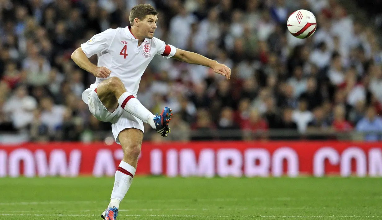 teven Gerrard diserahi kepercayaan menjabat kapten utama Timnas Inggris pada 2012 hingga 2014 menggantikan John Terry. Pada periode tersebut ia bergantian dengan Frank Lampard, Wayne Rooney dan Gareth Barry menyandang ban kapten Three Lions saat ia tak bermain. (AFP/Glyn Kirk)
