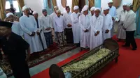 Mengantar Jenazah Patih Keraton Kanoman Cirebon (Liputan6.com/Panji Prayitno)