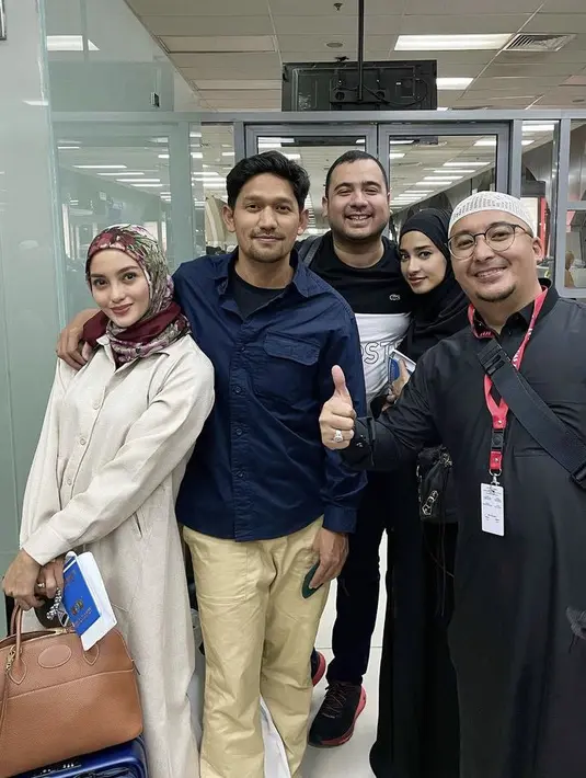 Ririn pun tampaj mengenakan long coat blazer warna ivory, dikombinasikan kerudung bermotif didominasi warna maroon. @ririnekawati