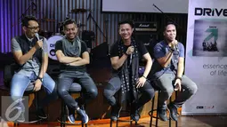 Band Drive saat launching album terbarunya di kawasan SCBD, Jakarta, Selasa (24/05/2016). Menggandeng vokalis baru,  Tirta Adila (kedua kanan) band ini kembali meluncurkan album ke lima.  (Liputan6.com/Herman Zakharia)