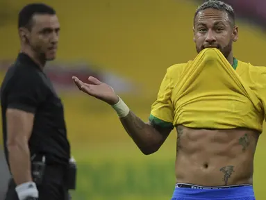 Neymar menunjukkan perutnya yang sixpack usai menjebol gawang peru dalam babak kualifikasi Piala Dunia 2022. (Foto: AFP/Nelson Almeida)